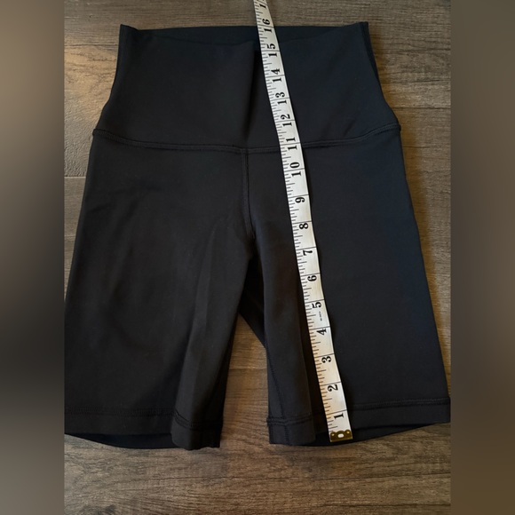 Aritzia Golden Black Women's Shorts - Picture 4 of 6